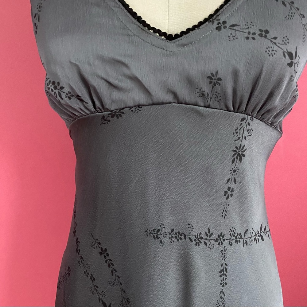 Guess Gray V-Neck Midi Dress with Subtle Floral Pattern - Picture 5 of 14